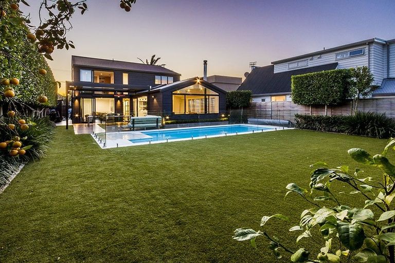 Photo of property in 41 Milford Road, Milford, Auckland, 0620