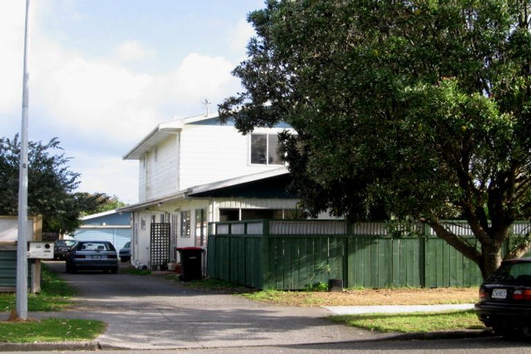 Photo of property in 28 Eruini Street, Waikanae Beach, Waikanae, 5036