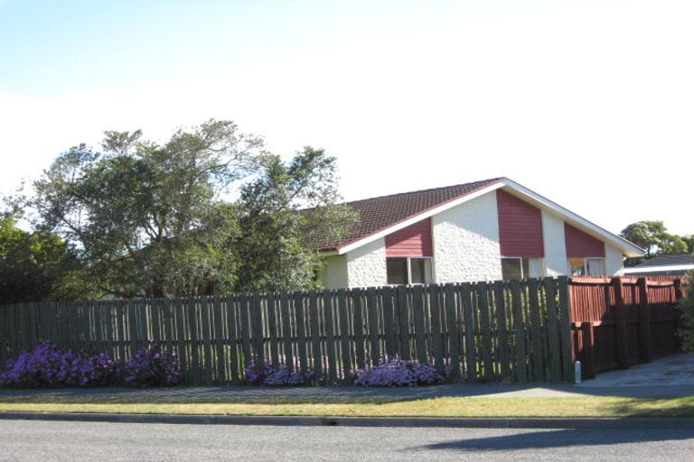 Photo of property in 19 Valecrest Avenue, Parklands, Christchurch, 8083