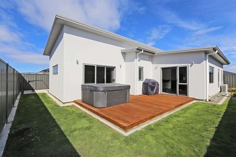 Photo of property in 12 Manganui Place, Te Awa, Napier, 4110