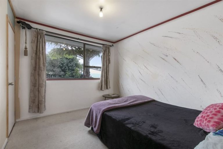Photo of property in 28 St Catherine Crescent, West Harbour, Auckland, 0618