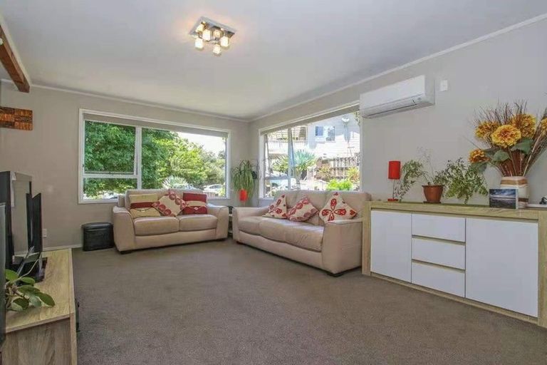 Photo of property in 11 Wanita Place, Totara Vale, Auckland, 0629