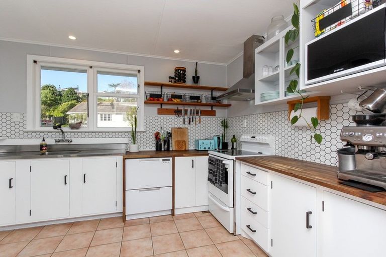 Photo of property in 12 Marton Place, Marfell, New Plymouth, 4310