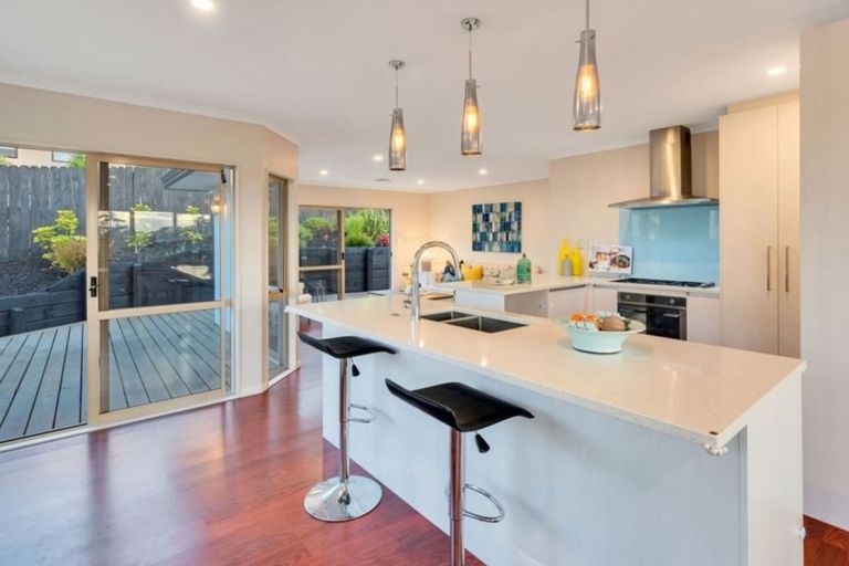 Photo of property in 32 Canary Place, Unsworth Heights, Auckland, 0632