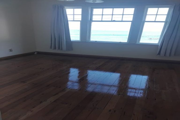 Photo of property in 412 Queens Drive, Lyall Bay, Wellington, 6022