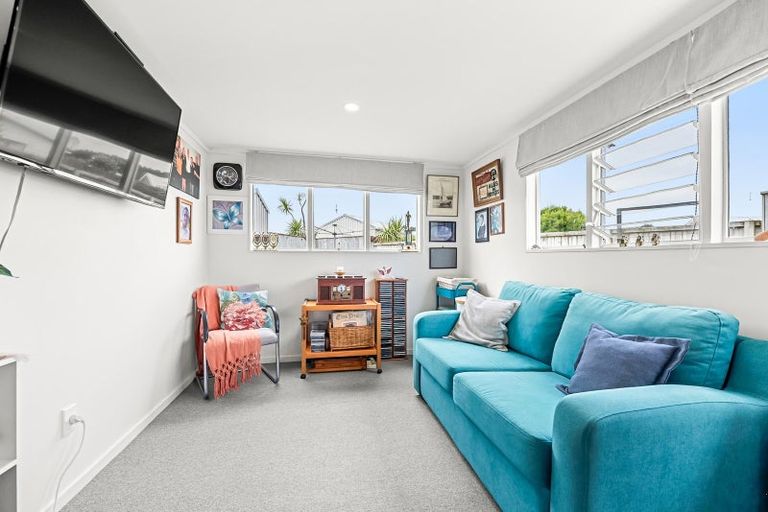 Photo of property in 1 Colenso Place, Otaki Beach, Otaki, 5512