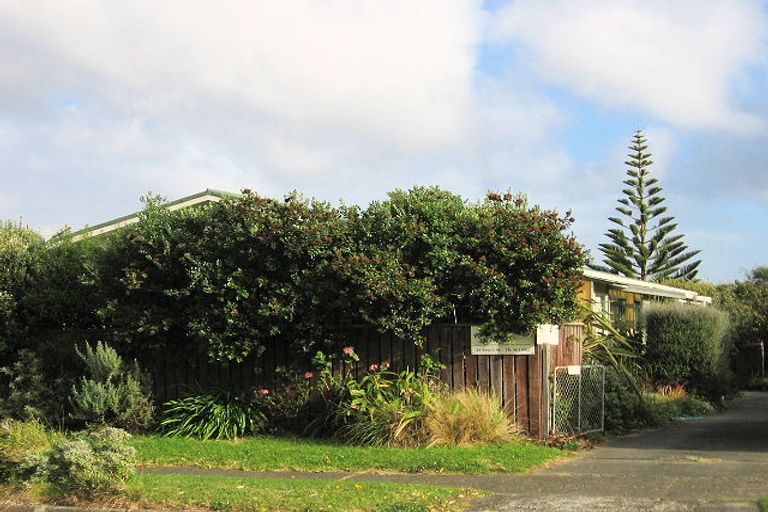 Photo of property in 24 Eruini Street, Waikanae Beach, Waikanae, 5036