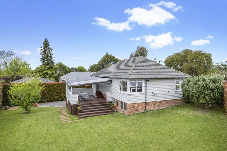 Photo of property in 4 Maunder Place, New Lynn, Auckland, 0600