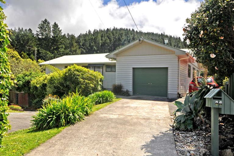 Photo of property in 86 Larsen Crescent, Tawa, Wellington, 5028