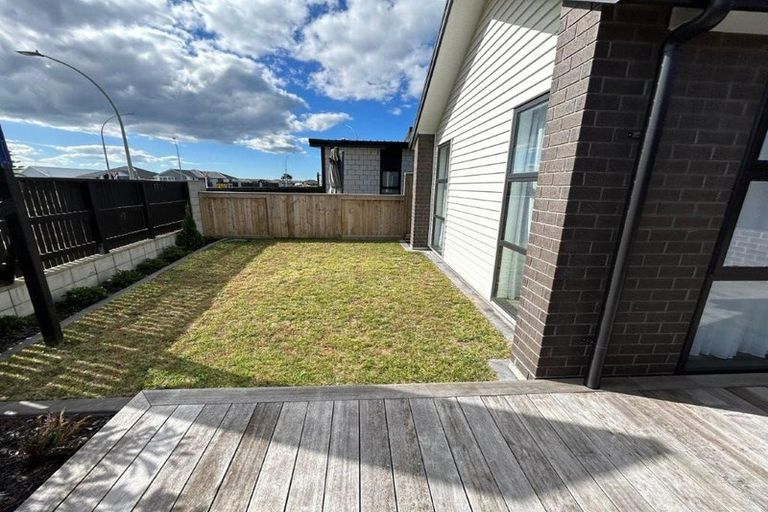 Photo of property in 1 Royal Crescent, Papamoa, 3118