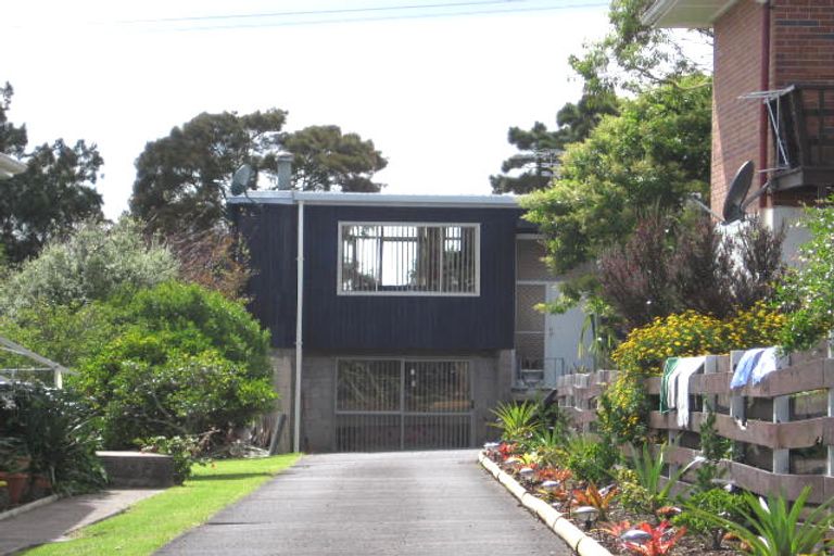Photo of property in 70 Royal View Road, Te Atatu South, Auckland, 0610