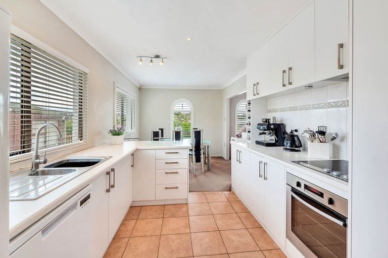 Photo of property in 2 Hollyhock Place, Browns Bay, Auckland, 0630