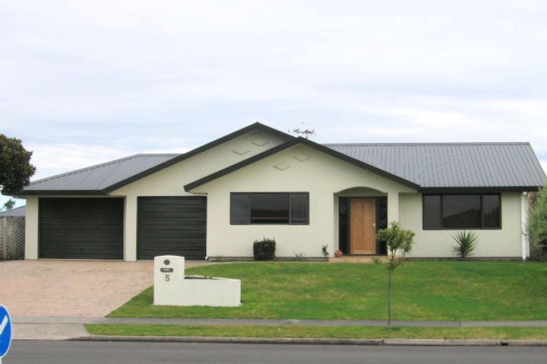 Photo of property in 5 Waiwherowhero Drive, St Andrews, Hamilton, 3200