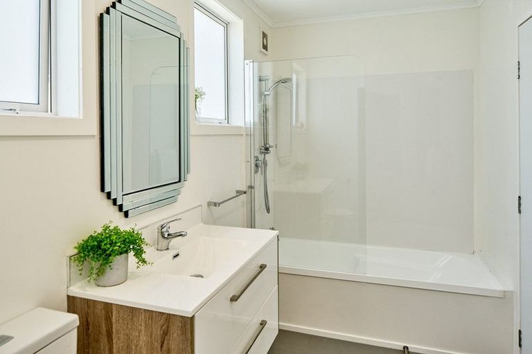 Photo of property in 97 Kahu Road, Paremata, Porirua, 5024