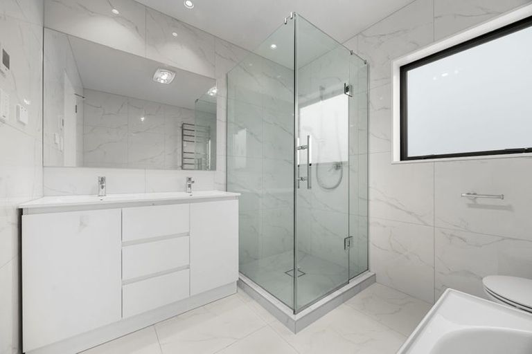 Photo of property in 43a Fitzherbert Avenue, West Harbour, Auckland, 0618