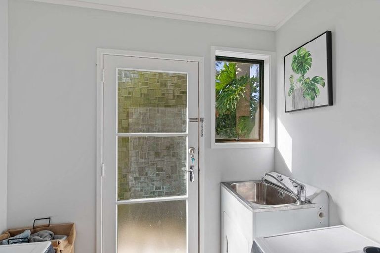 Photo of property in 24 Pukeroa Place, Papakura, 2110