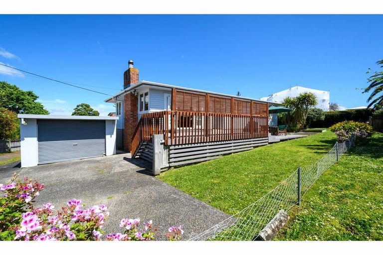 Photo of property in 17 Chorley Avenue, Massey, Auckland, 0614