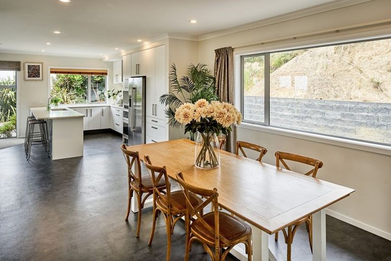 Photo of property in 2 Hauroko Glen, Aotea, Porirua, 5024