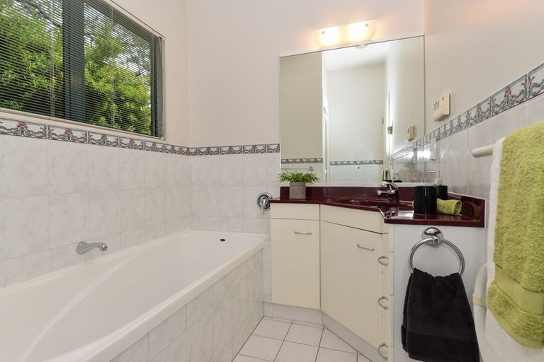 Photo of property in 2 Minchin Crescent, St Andrews, Hamilton, 3200