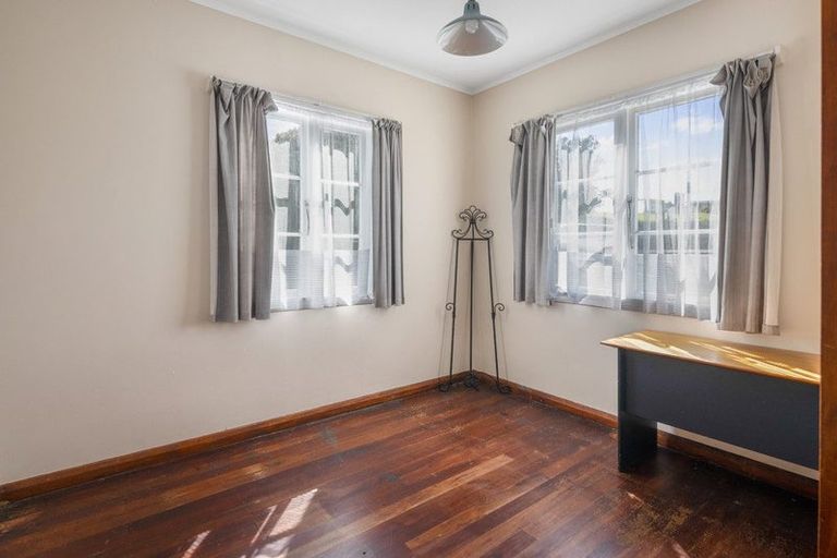 Photo of property in 2 Moorefield Road, Johnsonville, Wellington, 6037