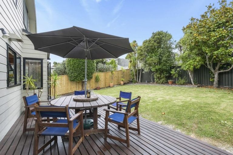 Photo of property in 2/13 Garadice Road, Rothesay Bay, Auckland, 0630