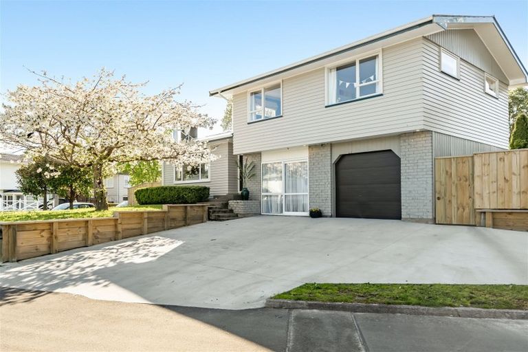 Photo of property in 1 Riverlea Way, Totara Park, Upper Hutt, 5018