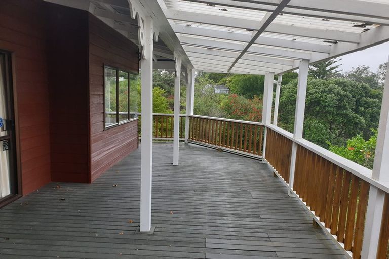 Photo of property in 28 Pohutukawa Avenue, Red Beach, 0932