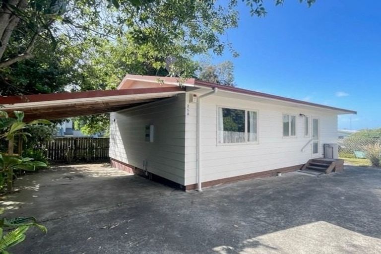 Photo of property in 25 Kelman Road, Kelston, Auckland, 0602