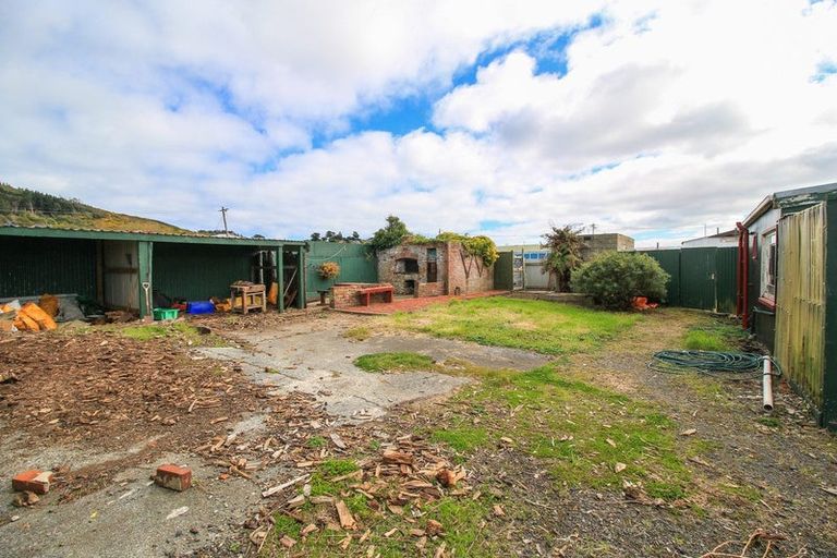 Photo of property in 236 Marine Parade, Bluff, 9814