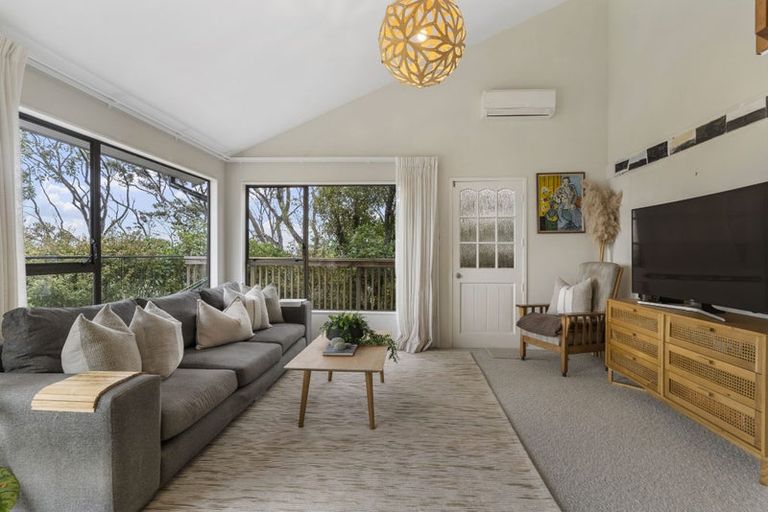 Photo of property in 2/106 Island Bay Road, Beach Haven, Auckland, 0626
