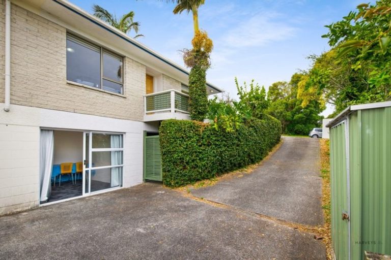 Photo of property in 1/15 Lancelot Place, Glenfield, Auckland, 0629