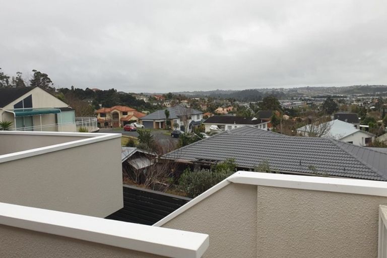 Photo of property in 1/32a Bronzewing Terrace, Unsworth Heights, Auckland, 0632