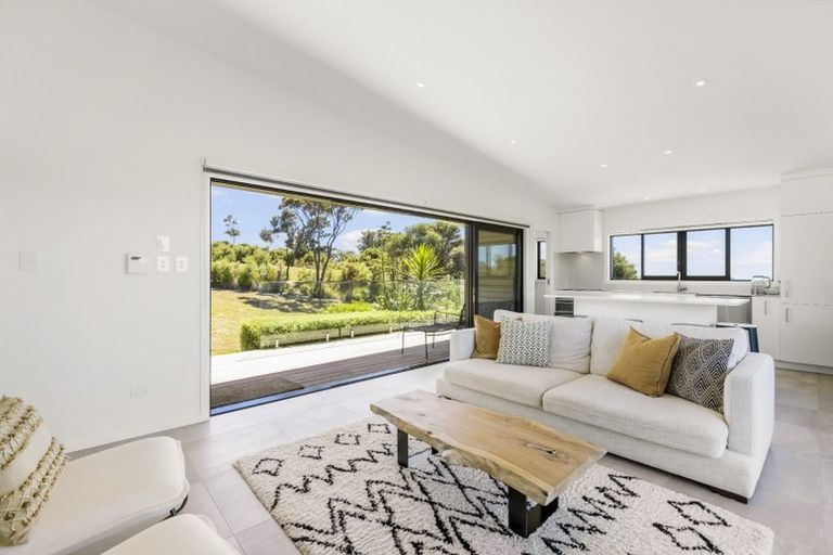 Photo of property in 1117a Whangaparaoa Road, Matakatia, Whangaparaoa, 0930