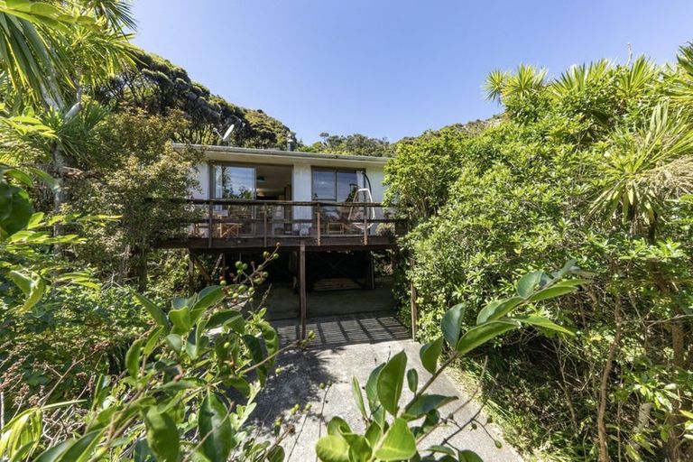 Photo of property in 1 Pendrell Road, Piha, 0772