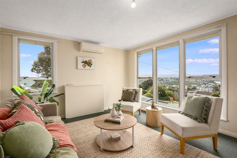 Photo of property in 2 Hiwi Crescent, Titahi Bay, Porirua, 5022