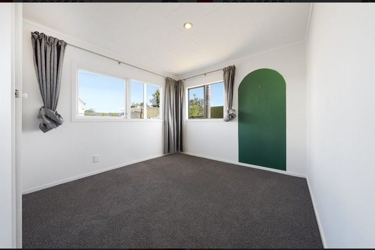 Photo of property in 24 Robert Burke Place, Henderson, Auckland, 0612