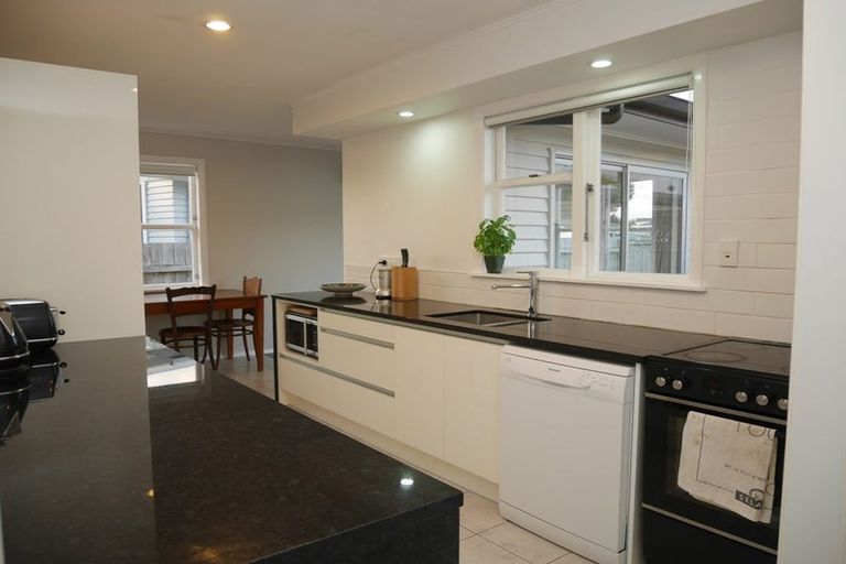 Photo of property in 21 Mazengarb Road, Paraparaumu Beach, Paraparaumu, 5032