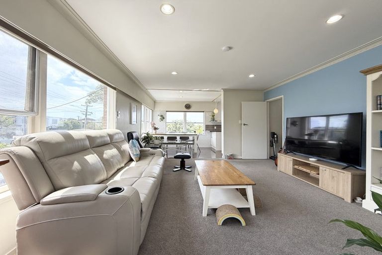 Photo of property in 1/240a East Coast Road, Forrest Hill, Auckland, 0620