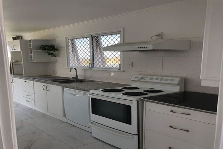 Photo of property in 169 Hobsonville Road, West Harbour, Auckland, 0618