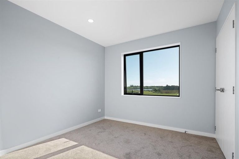 Photo of property in 8 Taipahitini Road, Rosehill, 2113