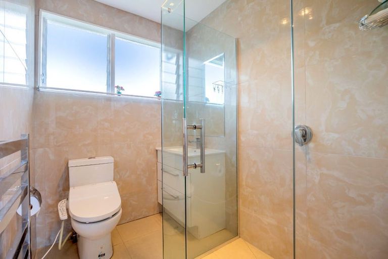 Photo of property in 2/27 Raleigh Road, Northcote, Auckland, 0627