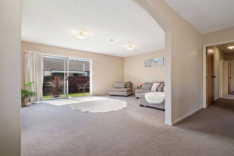 Photo of property in 2/12 Shannon Place, Belfast, Christchurch, 8051