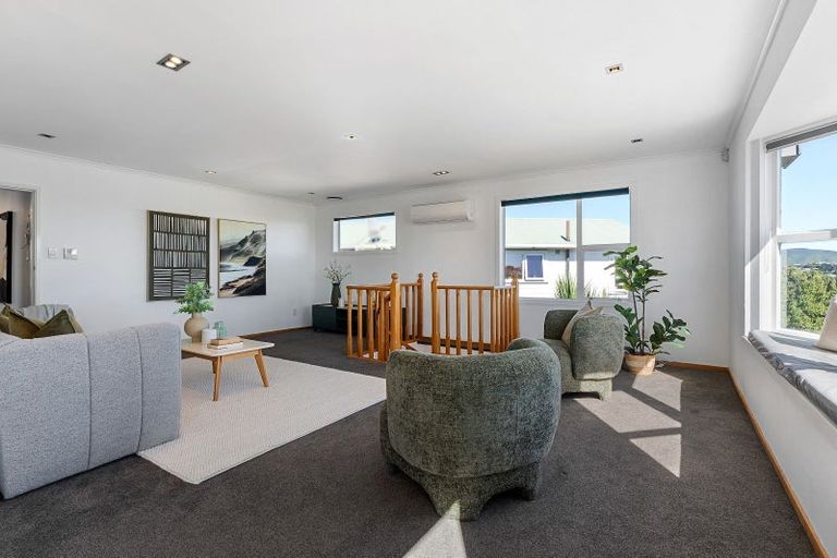 Photo of property in 32 Brooker Grove, Newlands, Wellington, 6037