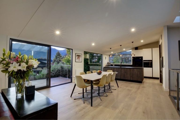 Photo of property in 34 Cedar Drive, Kelvin Heights, Queenstown, 9300