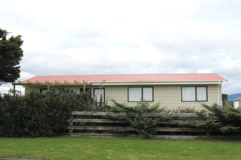 Photo of property in 12 Sarah Street, Waikawa Beach, Levin, 5573