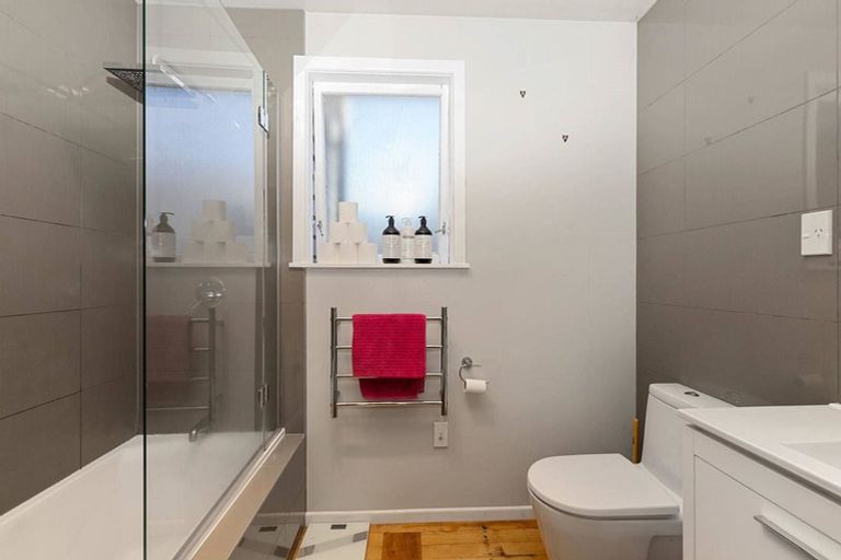 Photo of property in 128 Tiroroa Avenue, Te Atatu South, Auckland, 0610