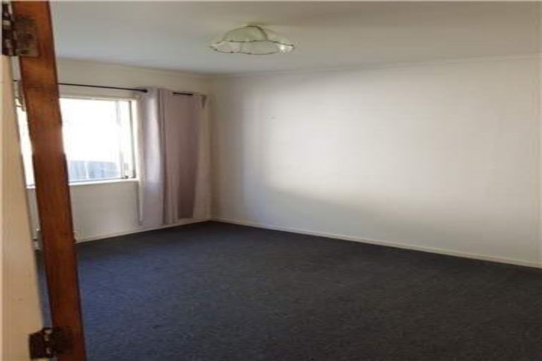 Photo of property in 25a Chetwode Grove, Newlands, Wellington, 6037