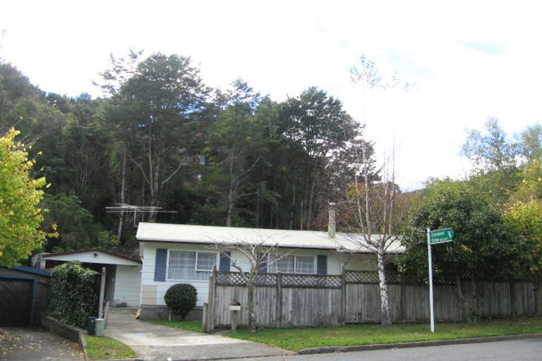 Photo of property in 31 Fendalton Crescent, Pinehaven, Upper Hutt, 5019