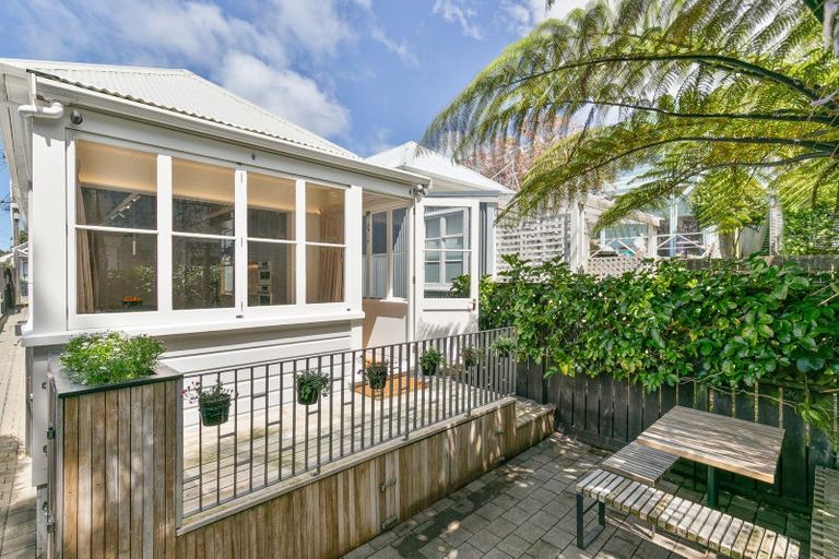 Photo of property in 10 Carrington Street, Mount Cook, Wellington, 6021
