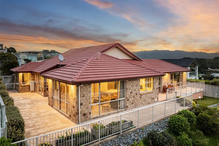 Photo of property in 9 Hollyford Place, Aotea, Porirua, 5024